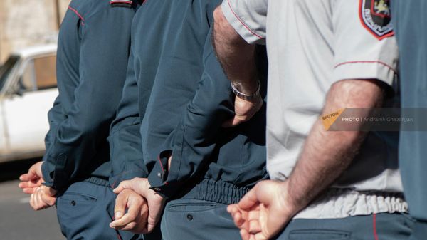 Сотрудники полиции во время шествия оппозиции по проспекту Баграмяна (25 мая 2022). Еревaн - Sputnik Армения