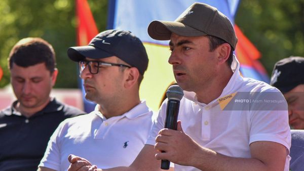 Депутаты оппозиционных фракций Айастан и Честь имею отвечают на вопросы сторонников на площади Франции (25 мая 2022). Еревaн - Sputnik Армения