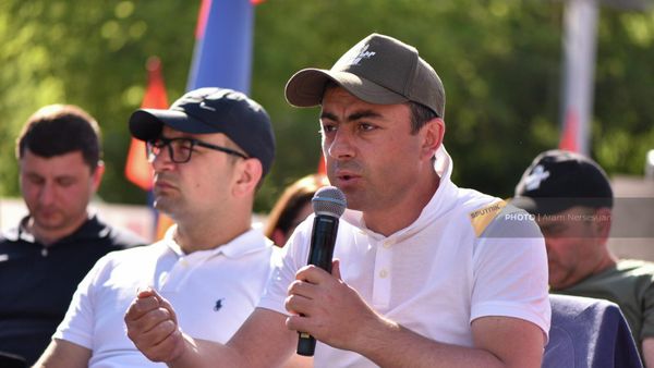Депутаты оппозиционных фракций Айастан и Честь имею отвечают на вопросы сторонников на площади Франции (25 мая 2022). Еревaн - Sputnik Армения