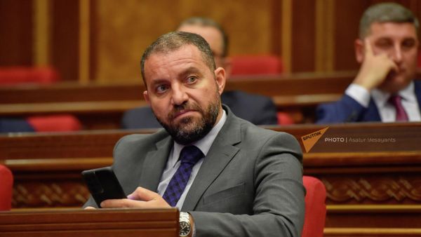 Министр экономики Ваан Керобян слушает речь ремьер-министра во время правительственного часа в НС Армении (25 мая 2022). Еревaн - Sputnik Армения