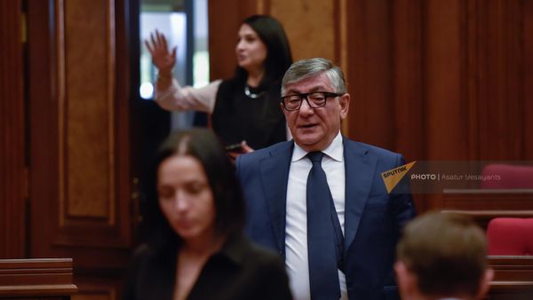 Депутат фракции Гражданский договор Хачатур Сукиасян заходит в зал заседаний перед началом правительственного часа в НС Армении (25 мая 2022). Еревaн - Sputnik Արմենիա