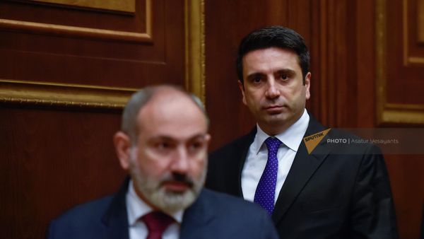 Նիկոլ Փաշինյանն ու Ալեն Սիմոնյանը ԱԺ–ում - Sputnik Արմենիա