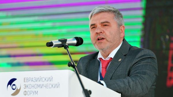 Министр Евразийской экономической комиссии по промышленности и агропромышленному комплексу Артак Камалян выступает на Евразийском экономическом форуме (26 мая 2022). Бишкек - Sputnik Армения