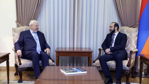 Mинистр иностранных дел Армении Арарат Мирзоян принял личного представителя Действующего председателя ОБСЕ Анджея Каспршика (26 мая 2022). Еревaн - Sputnik Армения