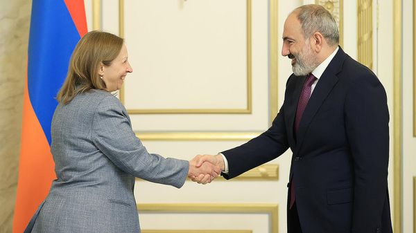 Премьер-министр Никол Пашинян принял Чрезвычайного и полномочного посла США Линн Трейси (26 мая 2022). Еревaн - Sputnik Армения