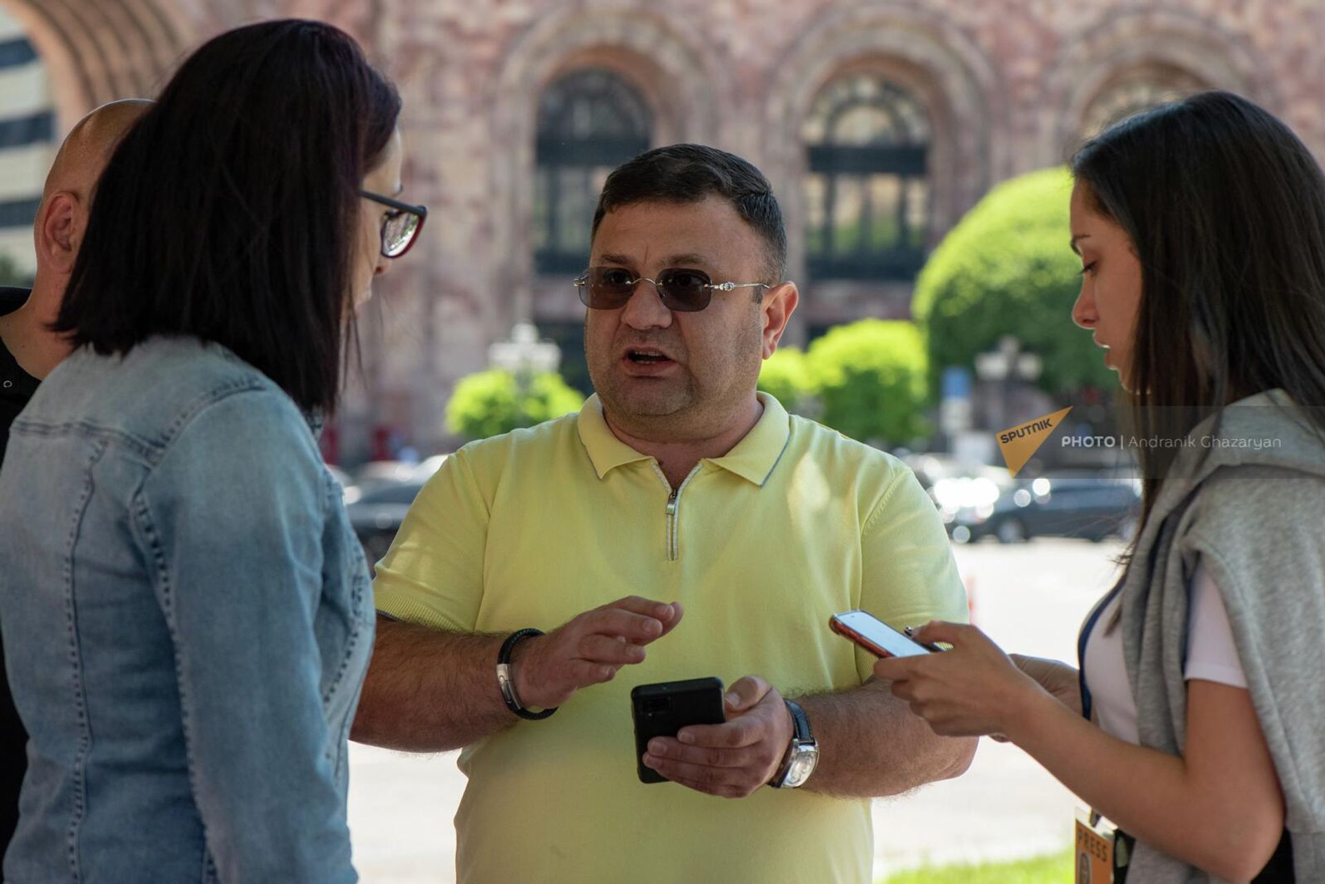 Представитель транспортной компании Марсель Айвазян беседует с журналистами Представитель транспортной компании Марсель Айвазян беседует с журналистами - Sputnik Армения, 1920, 26.05.2022