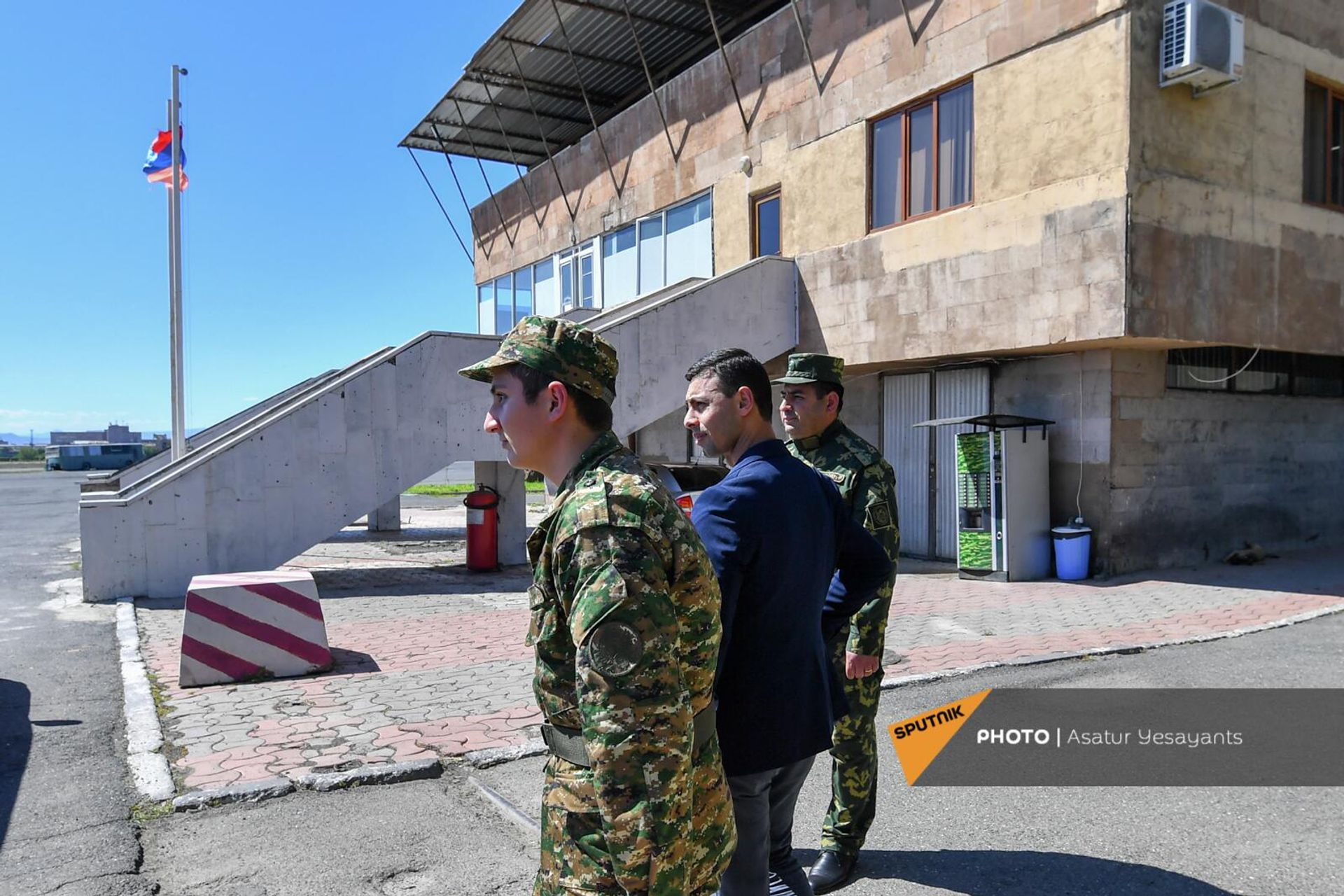 Передача армянской стороне военнослужащего Эдуарда Мартиросова прошла при участии командующего миротворческой миссией РФ, генерал-майора Андрея Волкова - Sputnik Արմենիա, 1920, 26.05.2022