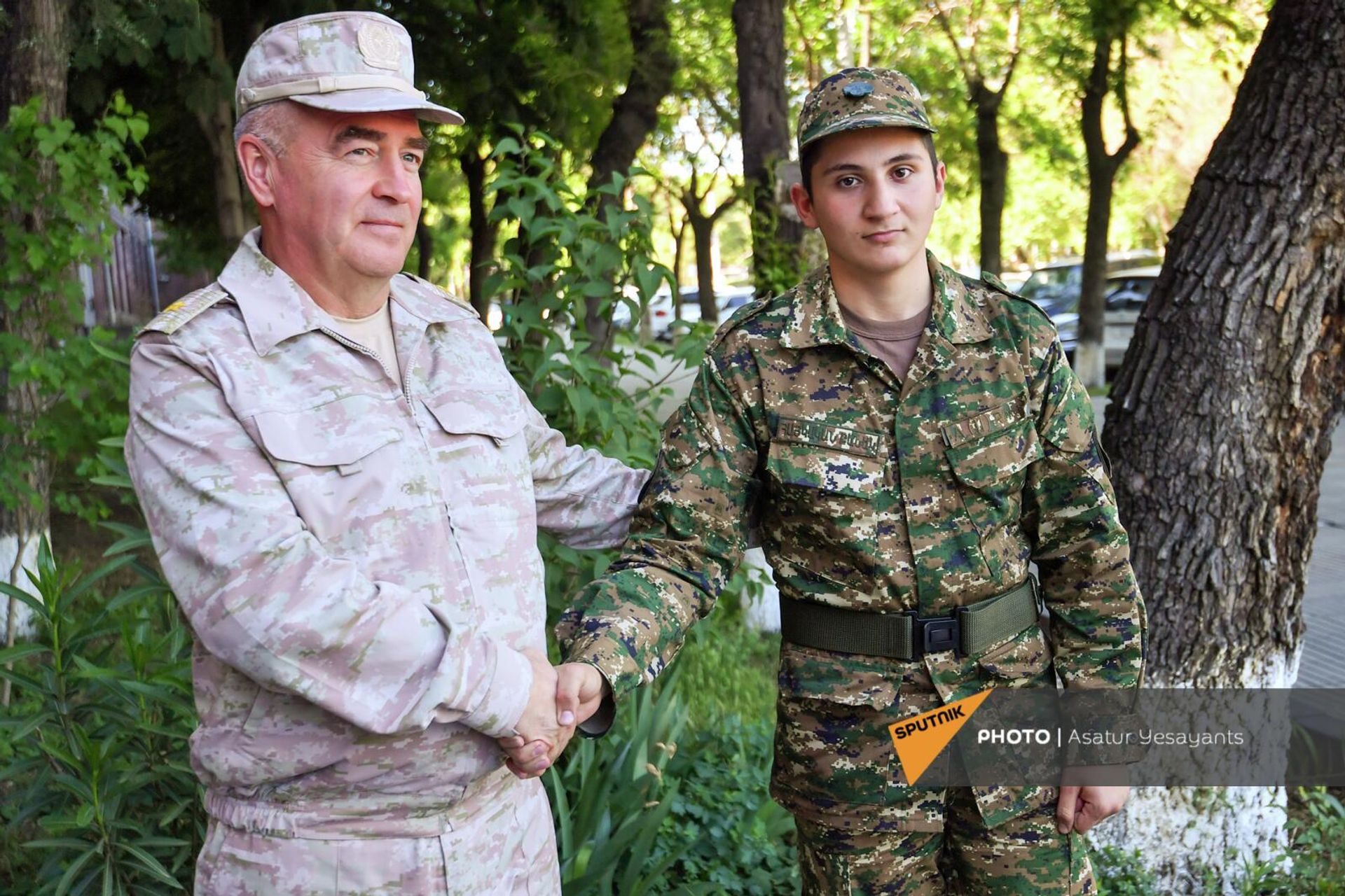 Передача армянской стороне военнослужащего Эдуарда Мартиросова прошла при участии командующего миротворческой миссией РФ, генерал-майора Андрея Волкова - Sputnik Արմենիա, 1920, 26.05.2022