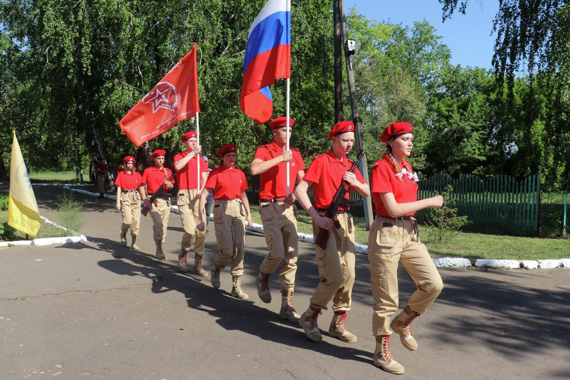 Церемония открытия памятной доски в честь Героя России, командира отдельной бригады береговой обороны, подполковника ВС РФ Андраника Гаспаряна в школе, где он учился. - Sputnik Արմենիա, 1920, 27.05.2022