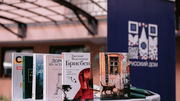 Представительство Россотрудничества в Армении передало в дар армянским школам и вузам более 11 тысяч книг - Sputnik Армения