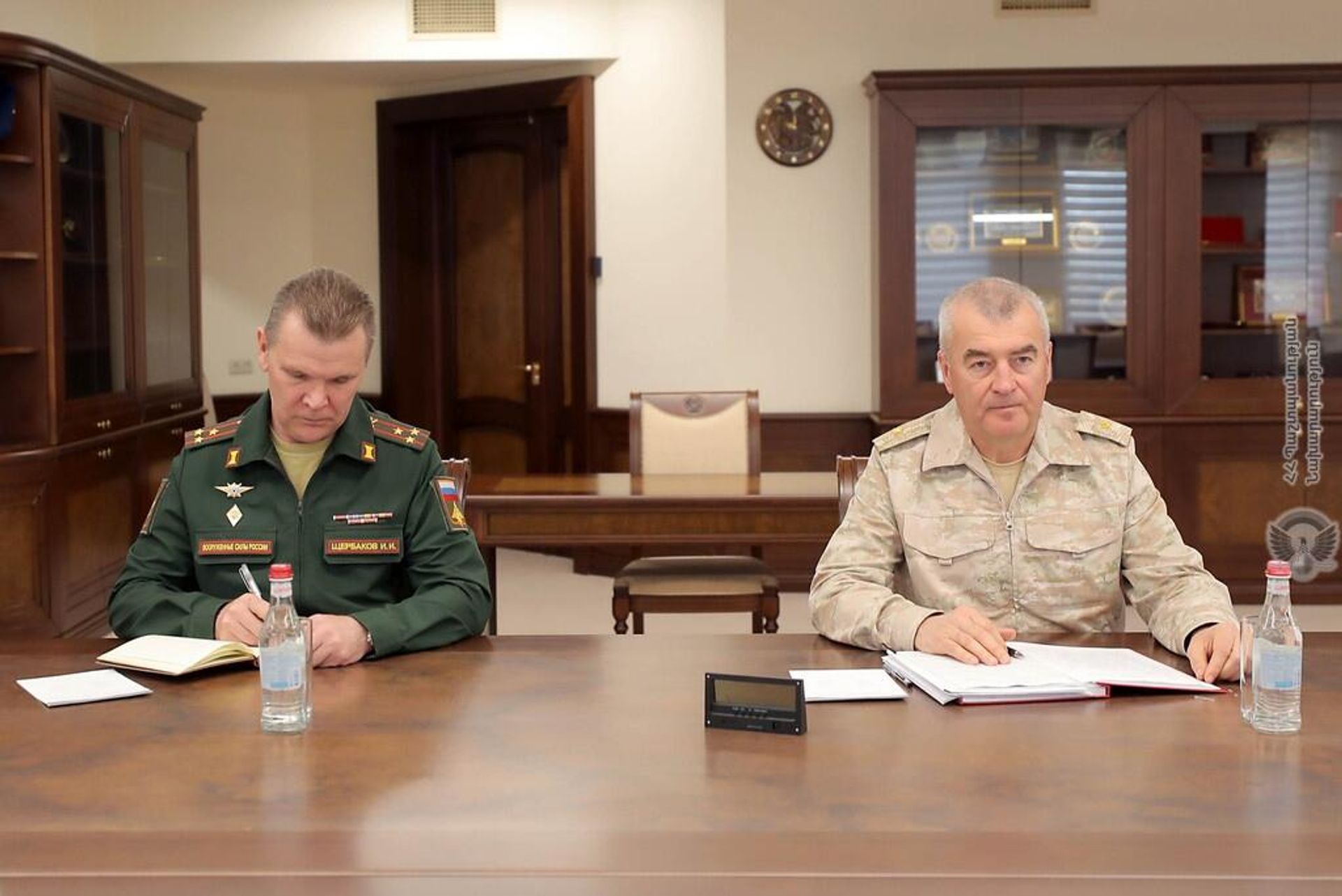 Командующий миротворческими силами РФ в Арцахе генерал-майор Андрей Волков и военный атташе посольства РФ в РА Игорь Щербаков на встрече с министром обороны Армении (27 мая 2022). Еревaн - Sputnik Արմենիա, 1920, 27.05.2022