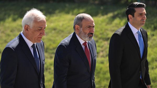 Президент, премьер-министр и председатель парламента Армении в мемориальном комплексе Сардарапат (28 мая 2022). Сардарапат - Sputnik Армения