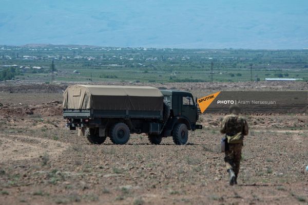 Подразделения ракетно-артиллерийских войск армянской армии проводят учения на одном из полигонов республики Подразделения ракетно-артиллерийских войск армянской армии проводят учения на одном из полигонов республики - Sputnik Армения