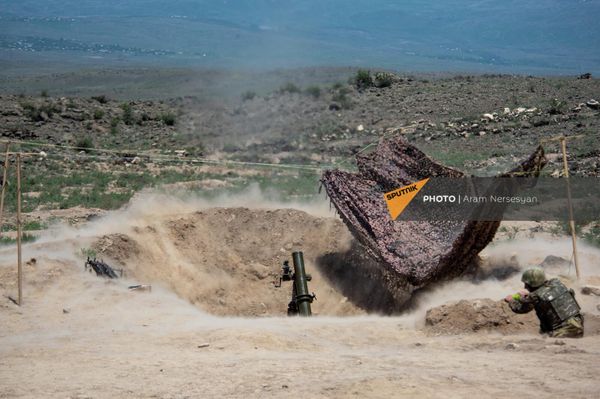Подразделения ракетно-артиллерийских войск армянской армии проводят учения на одном из полигонов республики Подразделения ракетно-артиллерийских войск армянской армии проводят учения на одном из полигонов республики - Sputnik Армения