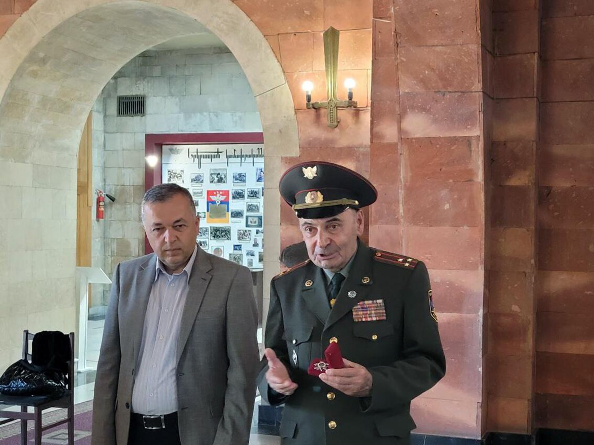 Церемония возвращения украденного Ордена Отечественной войны участника ВОВ, капитана Михаила Пажитнева наследникам в Парке Победы (28 мая 2022). Еревaн - Sputnik Արմենիա, 1920, 28.05.2022