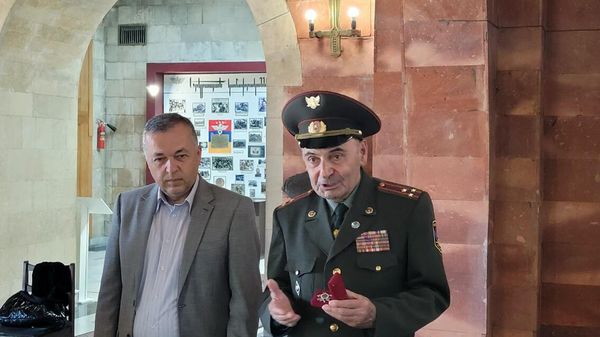 Церемония возвращения украденного Ордена Отечественной войны участника ВОВ, капитана Михаила Пажитнева наследникам в Парке Победы (28 мая 2022). Еревaн - Sputnik Армения