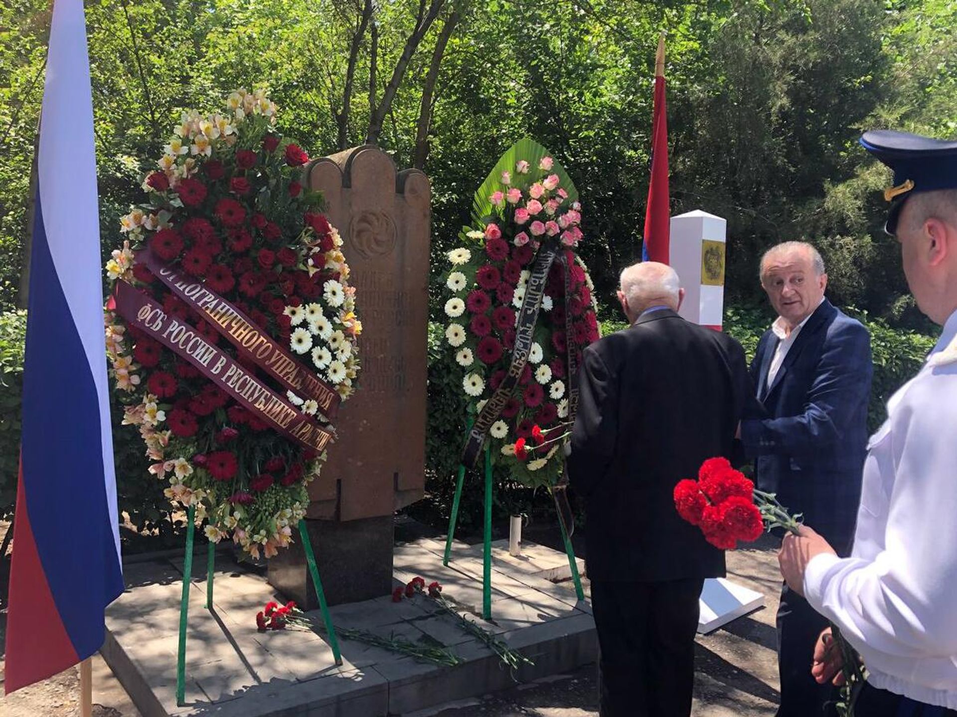 Церемония возложения цветов у Аллеи пограничной славы России в Парке Победы (28 мая 2022). Еревaн Церемония возложения цветов у Аллеи пограничной славы России в Парке Победы (28 мая 2022). Еревaн - Sputnik Армения, 1920, 28.05.2022