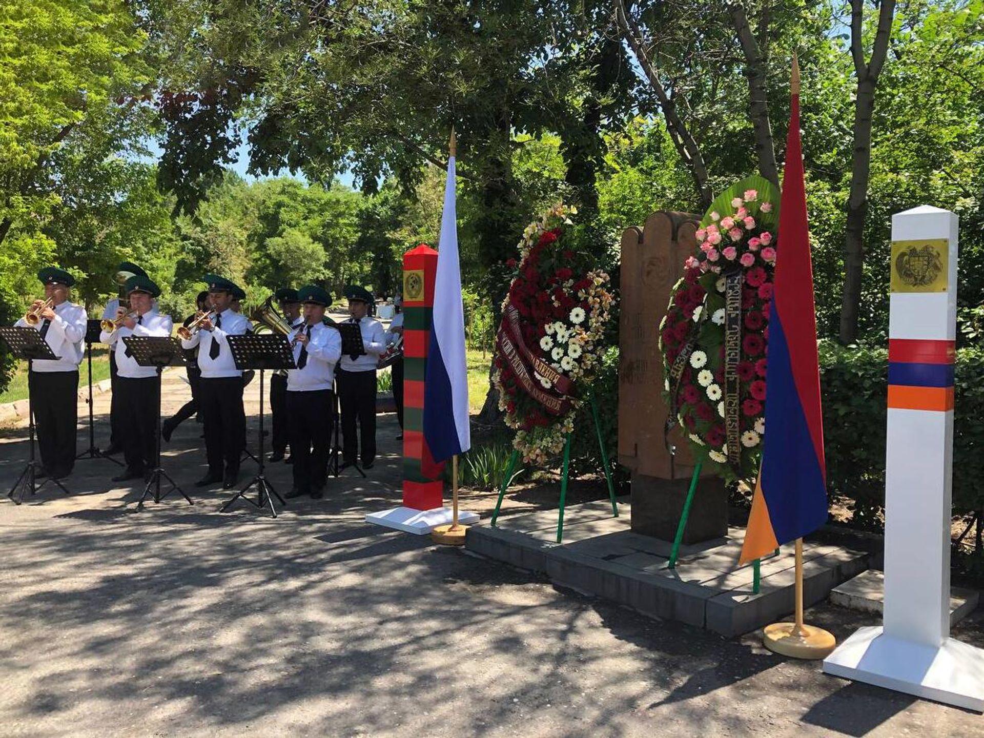Церемония возложения цветов у Аллеи пограничной славы России в Парке Победы (28 мая 2022). Еревaн - Sputnik Армения, 1920, 18.06.2024
