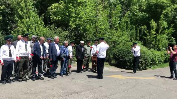 Генерал-лейтенант Роман Голубицкий вручил нагрудный знак ветерану-пограничнику Хачику Овсепяну - Sputnik Армения