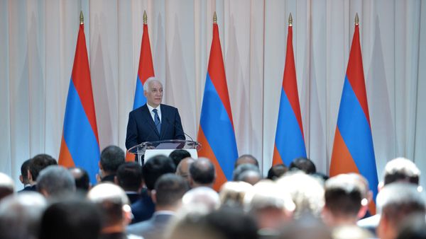 Президент Ваагн Хачатурян по случаю Дня Республики наградил группу военнослужащих и добровольцев министерства обороны медалями (28 мая 2022). Сардарапат - Sputnik Армения