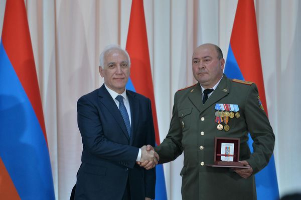 Президент Ваагн Хачатурян по случаю Дня Республики наградил группу военнослужащих и добровольцев министерства обороны медалями (28 мая 2022). Сардарапат - Sputnik Армения
