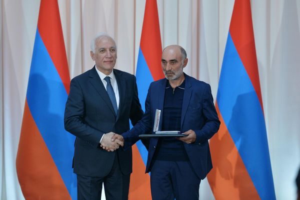 Президент Ваагн Хачатурян по случаю Дня Республики наградил группу военнослужащих и добровольцев министерства обороны медалями (28 мая 2022). Сардарапат - Sputnik Армения