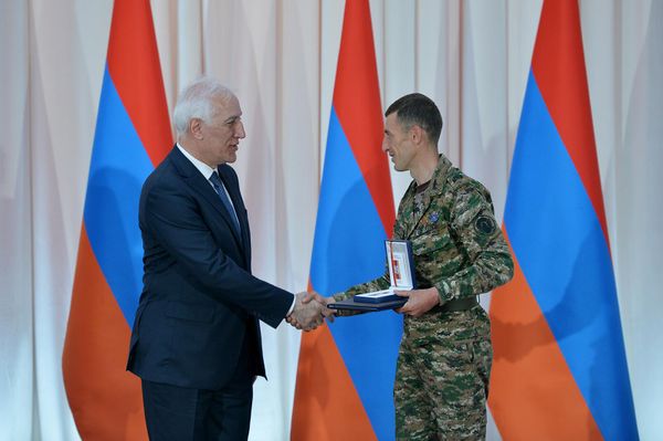 Президент Ваагн Хачатурян по случаю Дня Республики наградил группу военнослужащих и добровольцев министерства обороны медалями (28 мая 2022). Сардарапат - Sputnik Армения