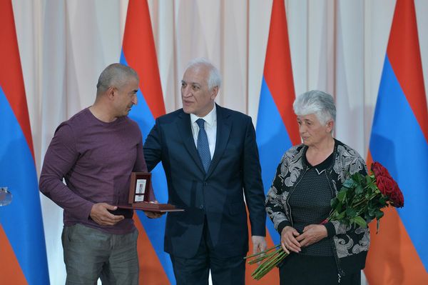 Президент Ваагн Хачатурян по случаю Дня Республики наградил группу военнослужащих и добровольцев министерства обороны медалями (28 мая 2022). Сардарапат - Sputnik Армения