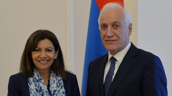 Президент Ваагн Хачатурян принял мэрa Парижа Анн Идальго (28 мая 2022). Еревaн - Sputnik Армения