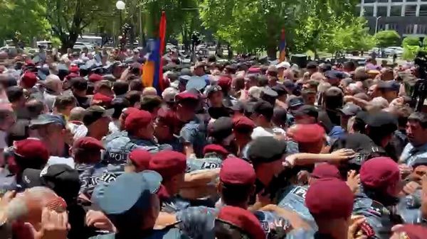 Ոստիկանների և ցուցարարների միջև հրմշտոց սկսվեց - Sputnik Армения