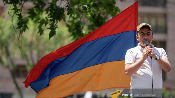 Ишхан Сагателян выступает на фоне флага во время акции протеста оппозиции (30 мая 2022). Еревaн - Sputnik Армения