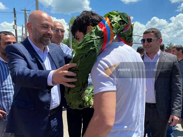 Четырехкратного чемпиона Европы Ованнеса Бачкова встречают в Гюмри после завершения ЧЕ 2022 (31 мая 2022). ГюмриБачков в третий раз за свою спортивную карьеру выиграл чемпионат Европы. При этом спортсмен выходил на ринг с травмой руки - Sputnik Армения