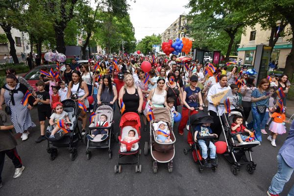 Шествие оппозиционного движения "Сопротивление" в Международный день защиты детей (1 июня 2022). ЕревaнШествие на этот раз возглавляли родители с колясками. - Sputnik Армения