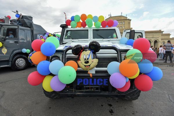 В центре Еревана ко Дню защиты детей поставили машины с водометами и "Тигры", и украсили их воздушными шариками - Sputnik Армения