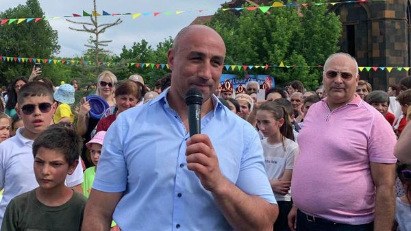 Торжественная церемония открытия парка, основанного профессиональным боксером, многократным чемпионом мира Артуром Абрахамом в квартале Неркин Чарбах административного района Шенгавит (1 июня 2022). Еревaн - Sputnik Армения