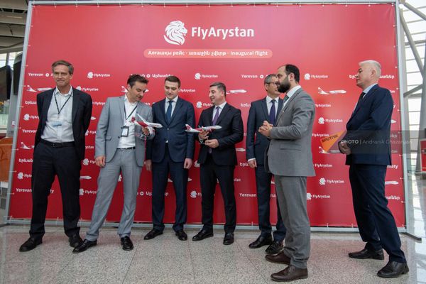 Представители авиакомпании FlyArystan, посольства Казахстана в РА и правительства Армении в аэропорту &quot;Звартноц&quot; - Sputnik Армения