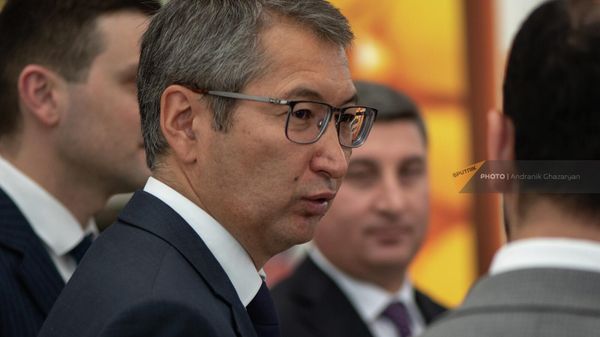Посол Казахстана в Армении Болат Иманбаев во время церемонии встречи первого рейса авиакомпании FlyArystan (2 июня 2022). Еревaн - Sputnik Армения