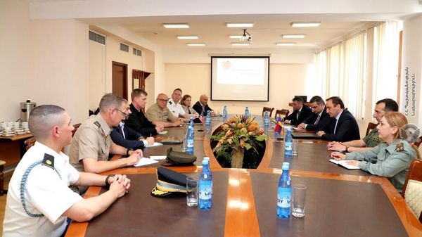 Начальник отдела оборонной политики и международного сотрудничества Левон Айвазян принял делегацию во главе с начальником отдела регионального военного сотрудничества Европейского командования США полковником Джеффри Райтом (2 июня 2022). Еревaн - Sputnik Армения