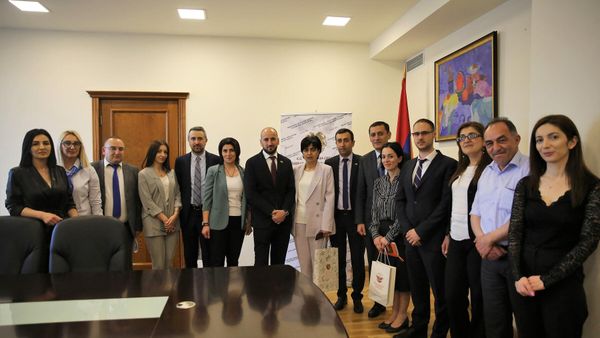 Արցախի ԿԳՄՍ նախարար Անահիտ Հակոբյանի գլխավորած պատվիրակության և ՀՀ ԿԳՄՍ նախարարության ներկայացուցիչների աշխատանքային հանդիպումից հետո  (հունիսի 2,  2022). Երևան - Sputnik Արմենիա