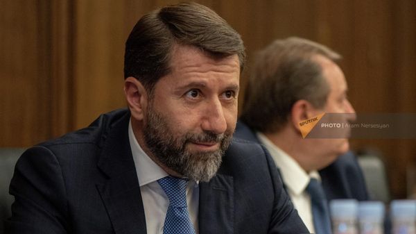 Министр юстиции Карен Андреасян на совместном заседании постоянных комиссий НС по государственно-правовым и финансово-кредитным и бюджетным вопросам по обсуждению показателей бюджетных ассигнований за предыдущий год (2 июня 2022). Еревaн - Sputnik Армения