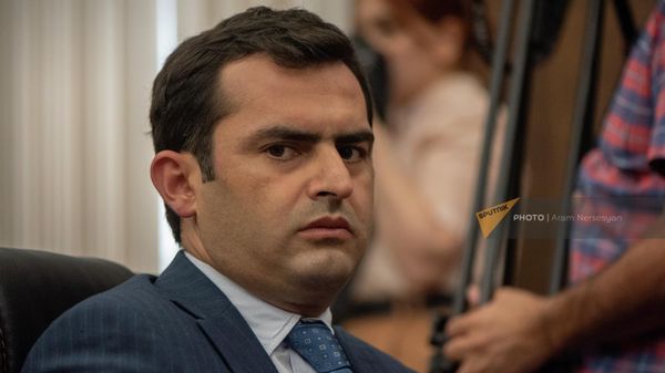 Заместитель председателя НС Акоп Аршакян на совместном заседании постоянных комиссий НС по государственно-правовым и финансово-кредитным и бюджетным вопросам по обсуждению показателей бюджетных ассигнований за предыдущий год (2 июня 2022). Еревaн - Sputnik Армения
