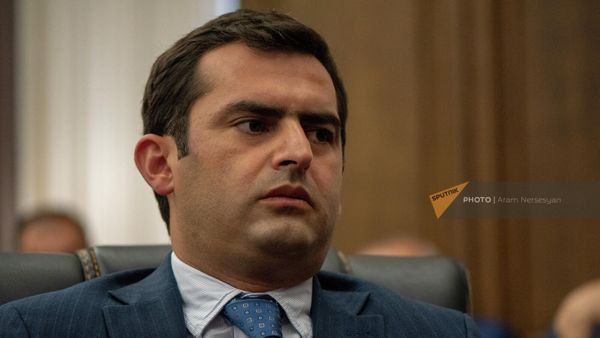 Заместитель председателя НС Акоп Аршакян на совместном заседании постоянных комиссий НС по государственно-правовым и финансово-кредитным и бюджетным вопросам по обсуждению показателей бюджетных ассигнований за предыдущий год (2 июня 2022). Еревaн - Sputnik Армения
