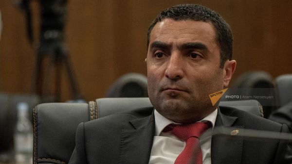 Руководитель Службы государственного надзора Романос Петросян на совместном заседании постоянных комиссий НС по государственно-правовым и финансово-кредитным и бюджетным вопросам по обсуждению показателей бюджетных ассигнований за предыдущий год (2 июня 2022). Еревaн - Sputnik Армения