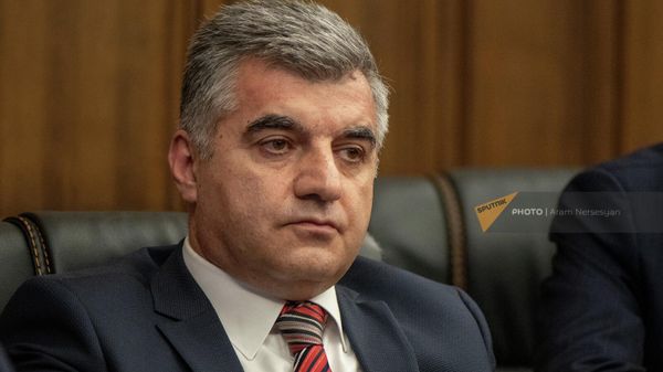 Заместитель руководителя аппарата президента Хачатур Погосян на совместном заседании постоянных комиссий НС по государственно-правовым и финансово-кредитным и бюджетным вопросам по обсуждению показателей бюджетных ассигнований за предыдущий год (2 июня 2022). Еревaн - Sputnik Армения