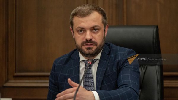 Депутат от фракции Гражданский договор Геворк Папоян на совместном заседании постоянных комиссий НС по государственно-правовым и финансово-кредитным и бюджетным вопросам по обсуждению показателей бюджетных ассигнований за предыдущий год (2 июня 2022). Еревaн - Sputnik Армения