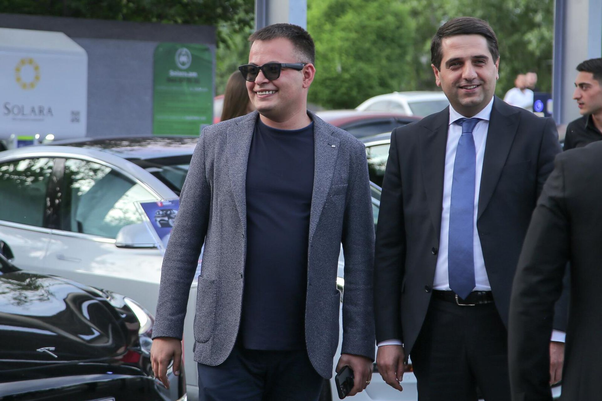 Гендиректор Tesla Energy Айк Петросян и руководитель ACBA Leasing Агаси Гаспарян на церемонии открытия автосалона Tesla в Армении (2 июня 2022). Еревaн - Sputnik Армения, 1920, 03.06.2022