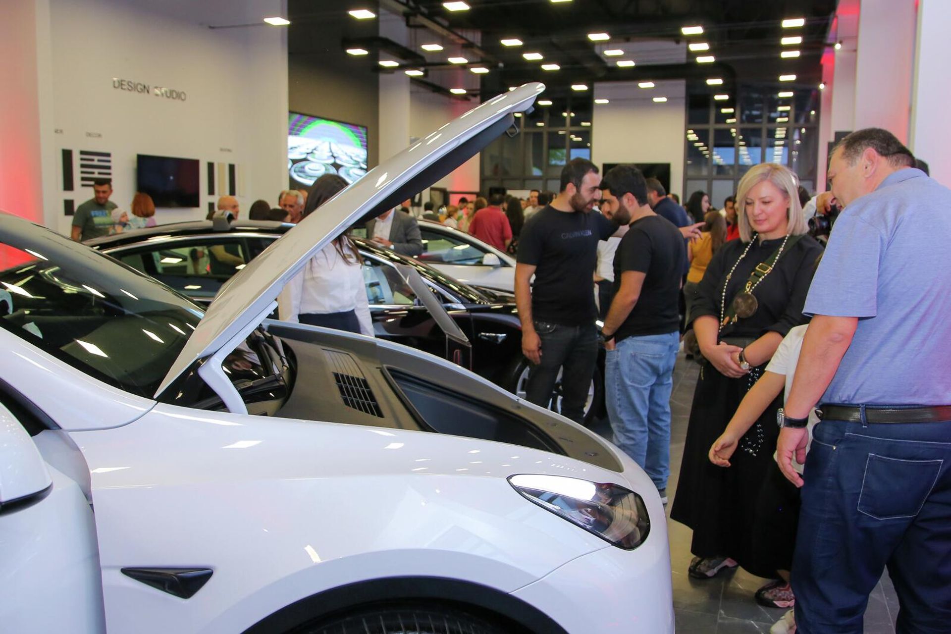 Церемония открытия автосалона Tesla в Армении (2 июня 2022). Еревaн - Sputnik Արմենիա, 1920, 03.06.2022