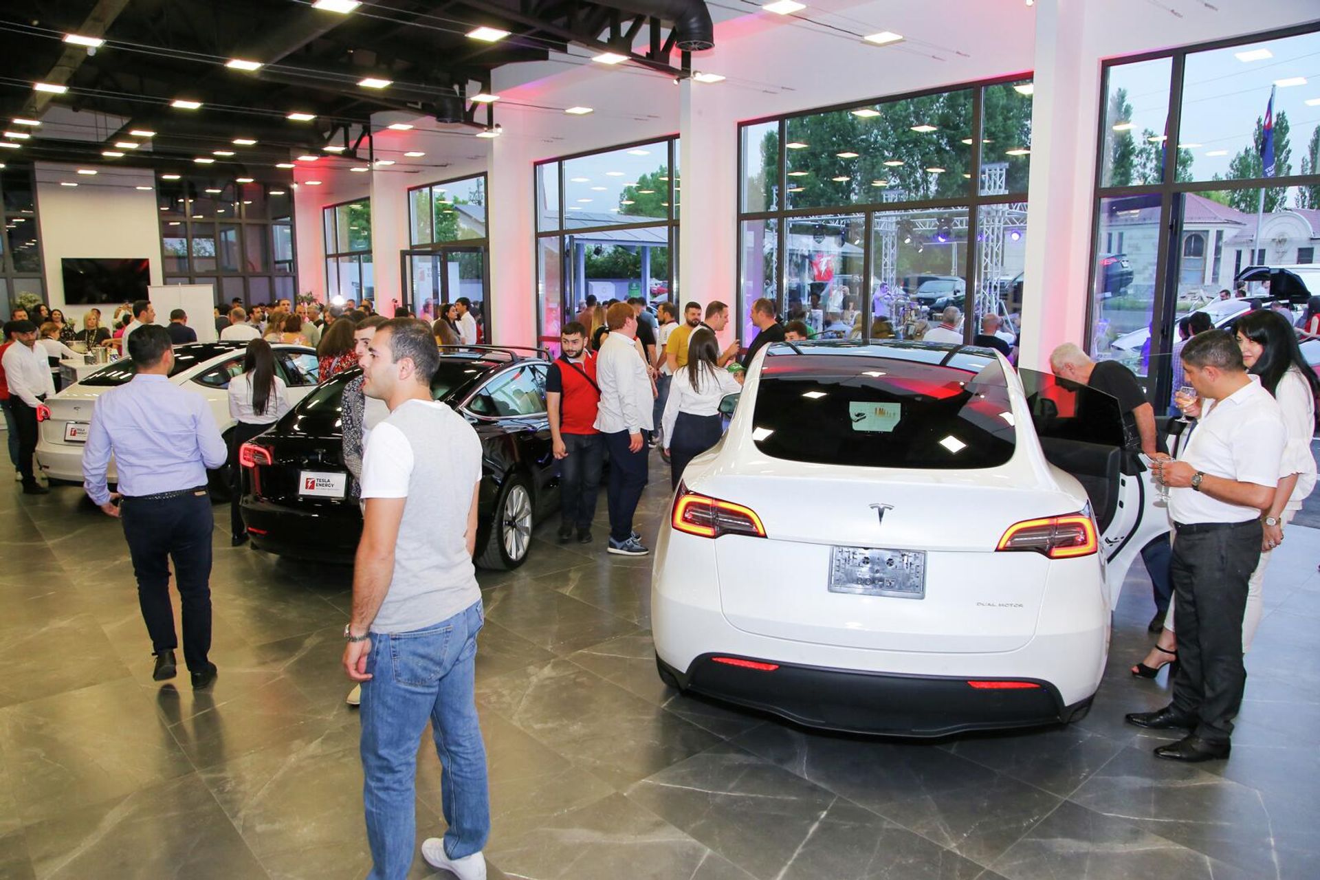 Церемония открытия автосалона Tesla в Армении (2 июня 2022). Еревaн - Sputnik Армения, 1920, 03.06.2022