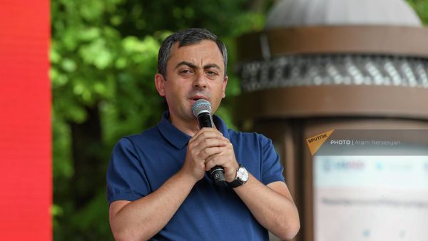 Ишхан Сагателян выступает с речью перед сторонниками на площади Франции (3 июня 2022). Еревaн - Sputnik Армения