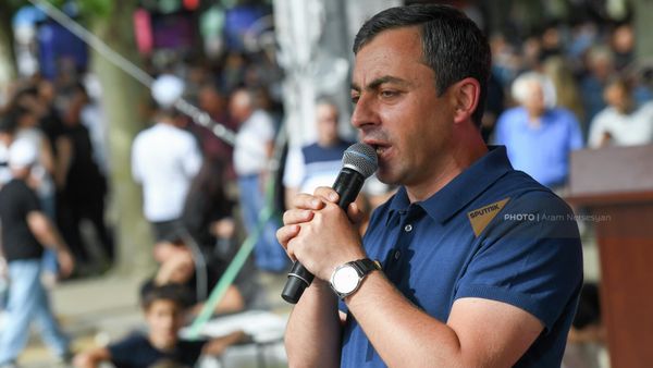 Ишхан Сагателян выступает с речью перед сторонниками на площади Франции (3 июня 2022). Еревaн - Sputnik Армения